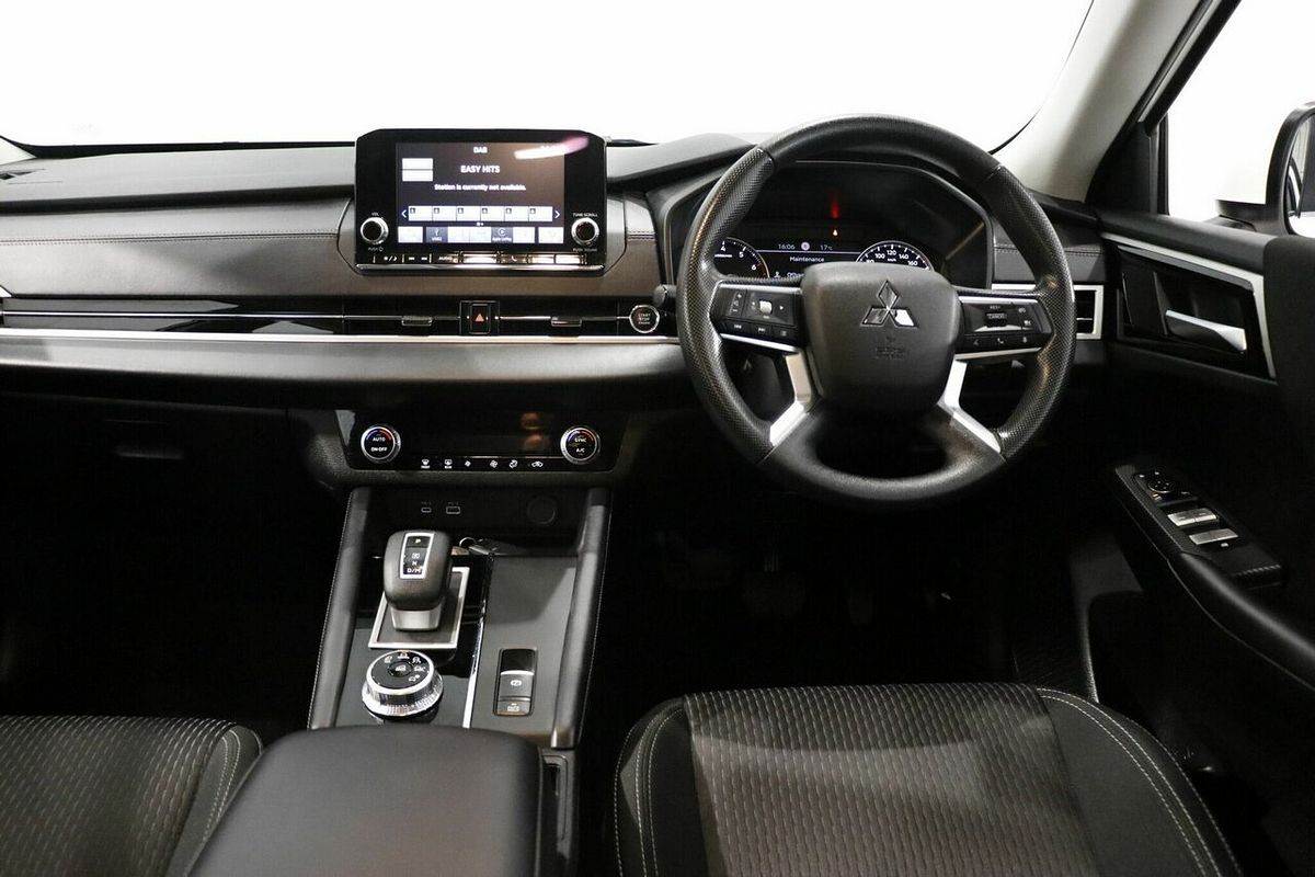 2023 Mitsubishi Outlander ES ZM