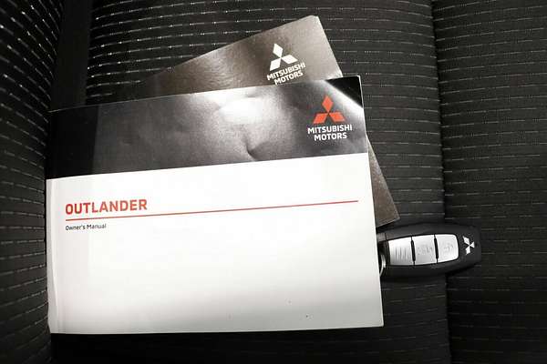 2023 Mitsubishi Outlander ES ZM