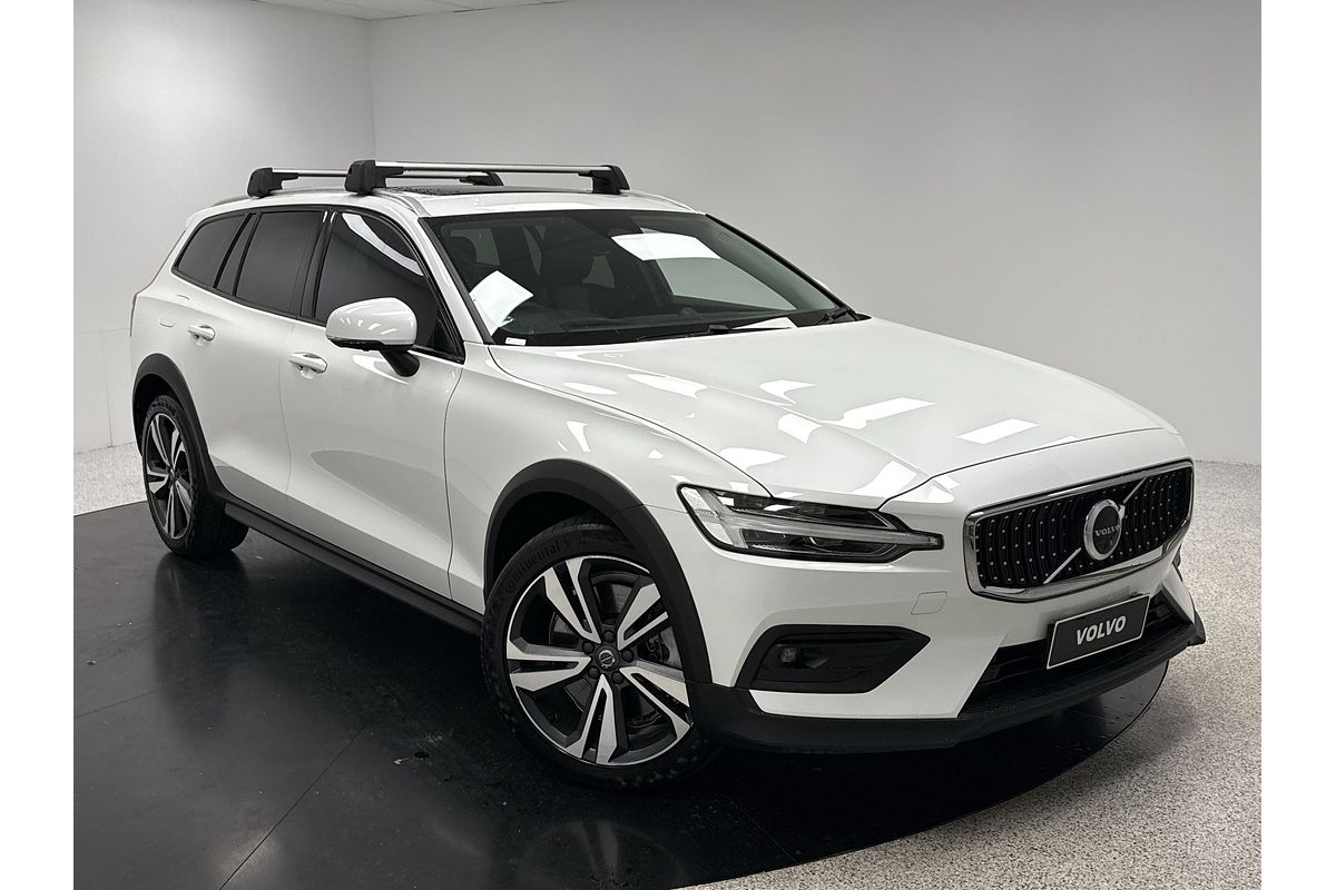 2023 Volvo V60 Cross Country Ultimate B5 Bright