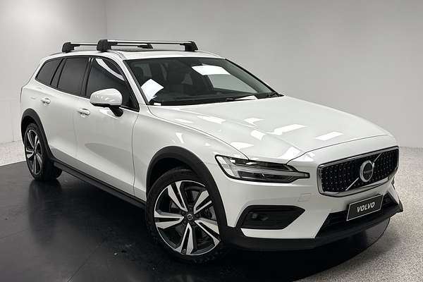2023 Volvo V60 Cross Country Ultimate B5 Bright