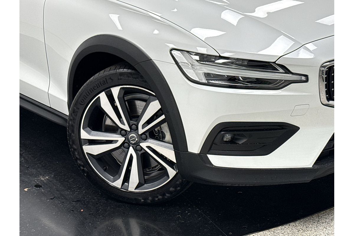 2023 Volvo V60 Cross Country Ultimate B5 Bright