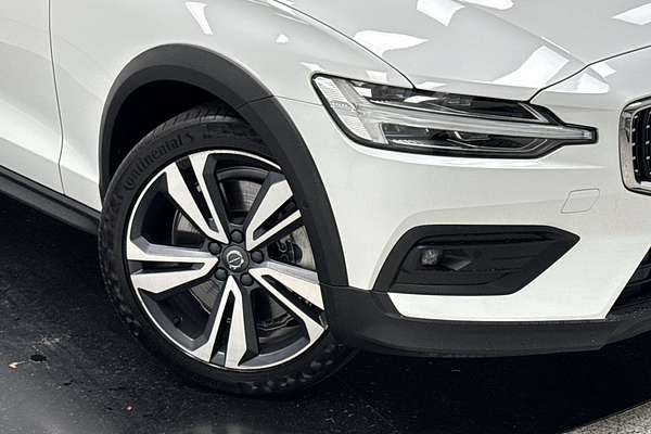2023 Volvo V60 Cross Country Ultimate B5 Bright