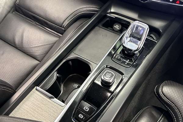 2023 Volvo V60 Cross Country Ultimate B5 Bright