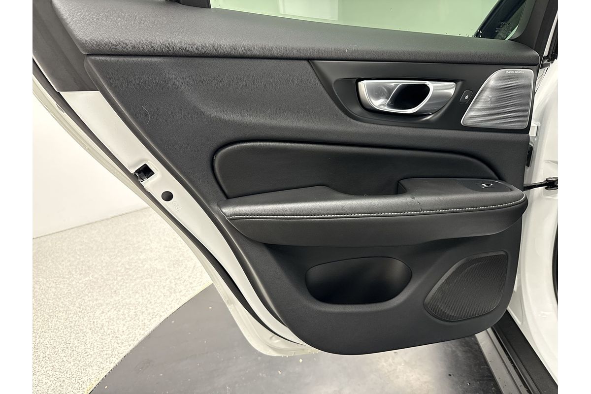 2023 Volvo V60 Cross Country Ultimate B5 Bright