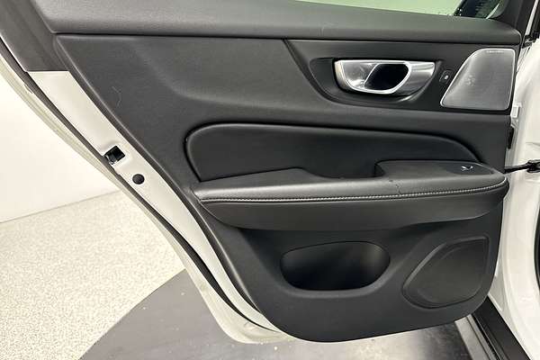 2023 Volvo V60 Cross Country Ultimate B5 Bright