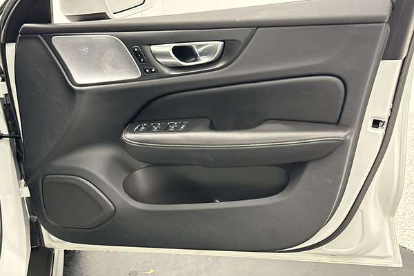 2023 Volvo V60 Cross Country Ultimate B5 Bright