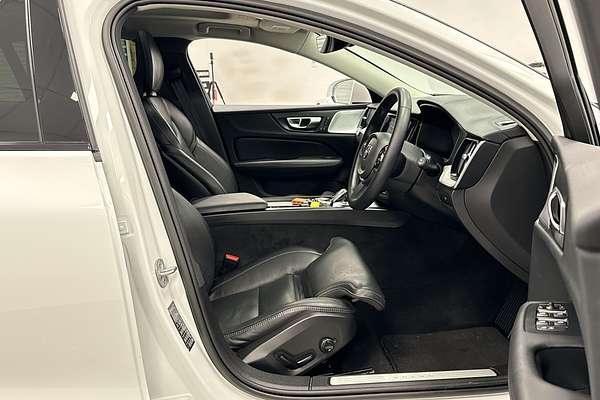 2023 Volvo V60 Cross Country Ultimate B5 Bright