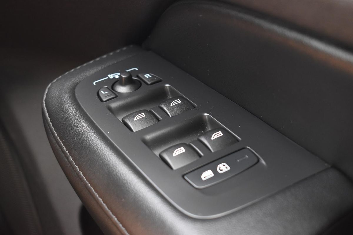 2024 Volvo S60 Ultimate B5 Bright