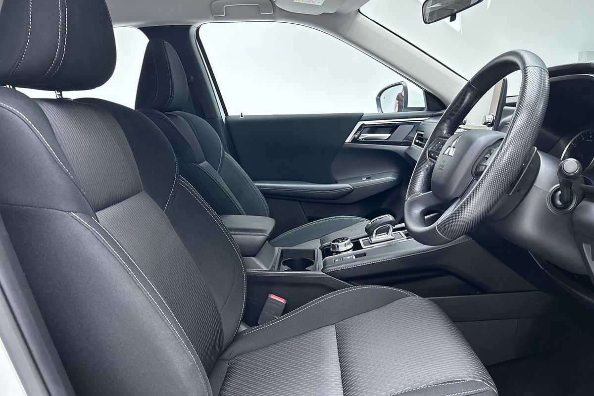 2023 Mitsubishi Outlander ES ZM