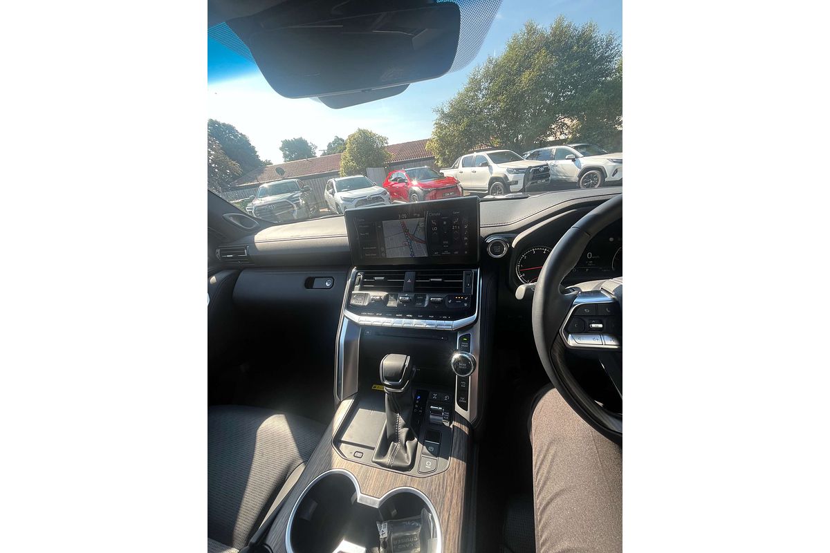 2024 Toyota Landcruiser Sahara FJA300R
