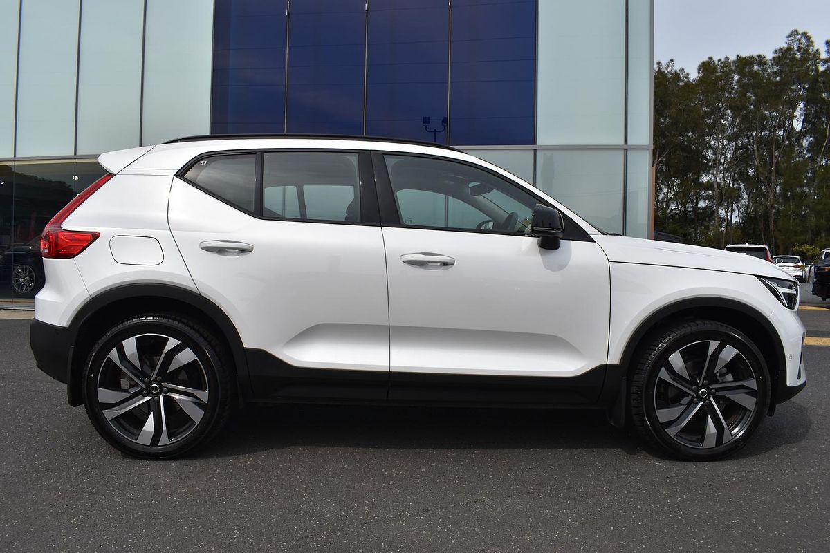 2023 Volvo XC40 Ultimate B5 Dark