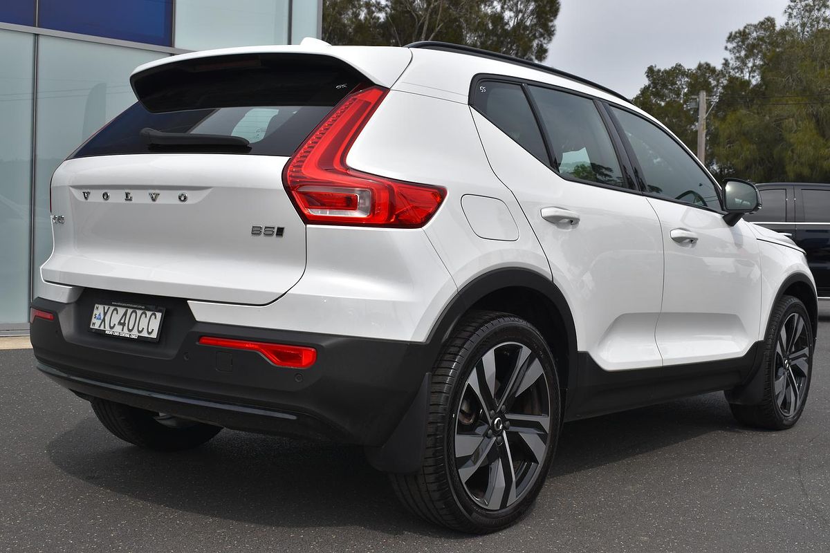 2023 Volvo XC40 Ultimate B5 Dark