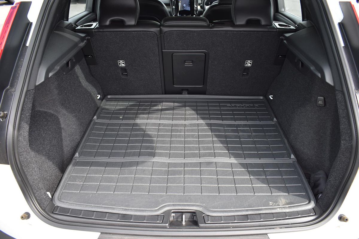2023 Volvo XC40 Ultimate B5 Dark