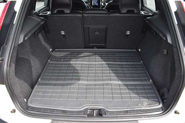 2023 Volvo XC40 Ultimate B5 Dark