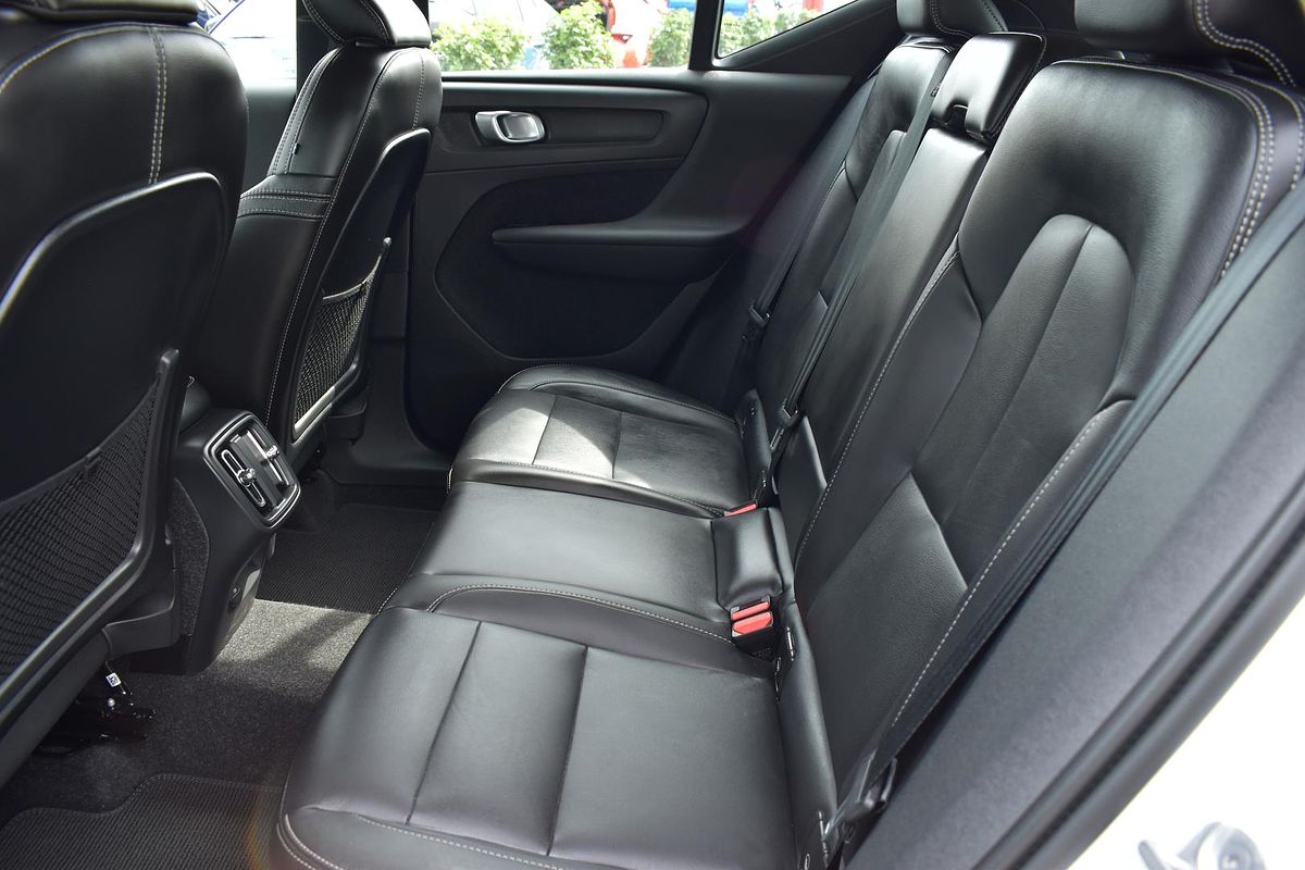 2023 Volvo XC40 Ultimate B5 Dark