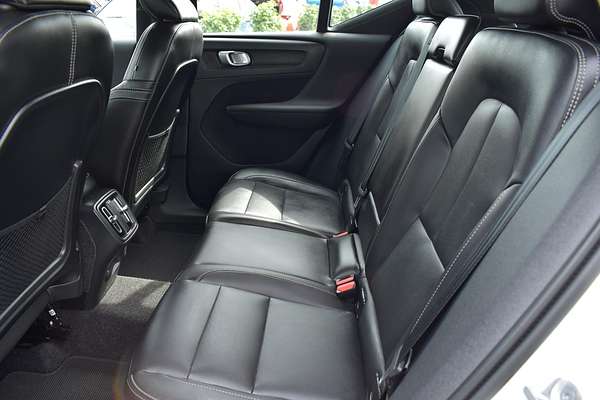 2023 Volvo XC40 Ultimate B5 Dark