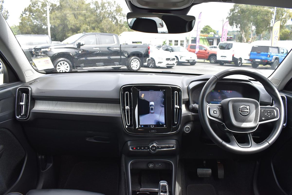 2023 Volvo XC40 Ultimate B5 Dark