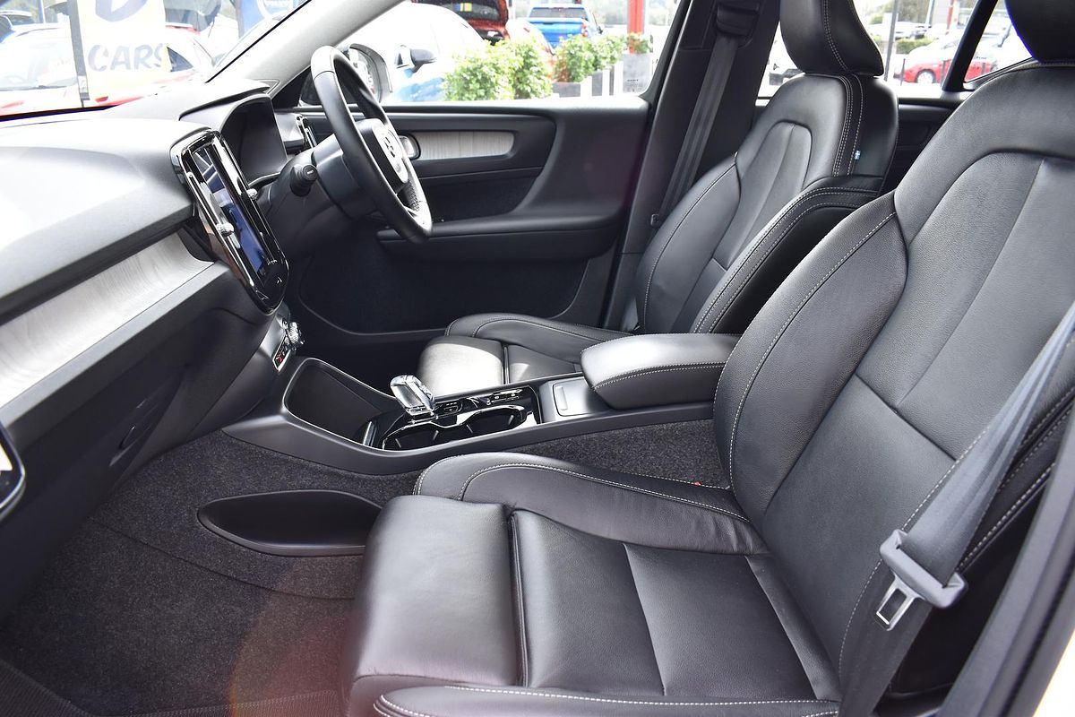 2023 Volvo XC40 Ultimate B5 Dark