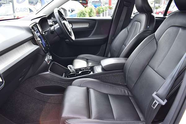 2023 Volvo XC40 Ultimate B5 Dark