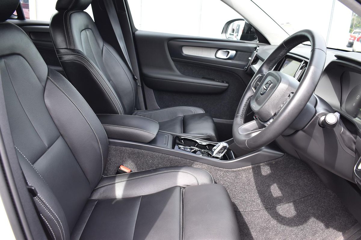 2023 Volvo XC40 Ultimate B5 Dark