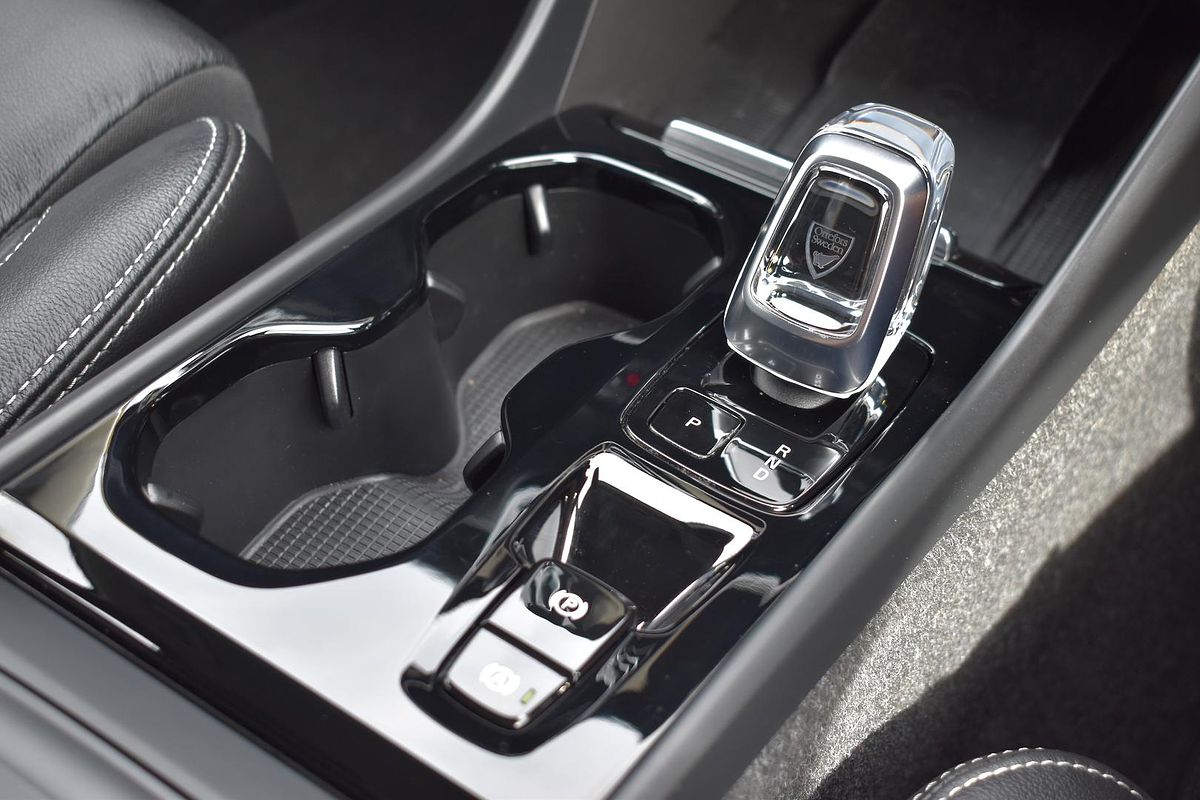 2023 Volvo XC40 Ultimate B5 Dark