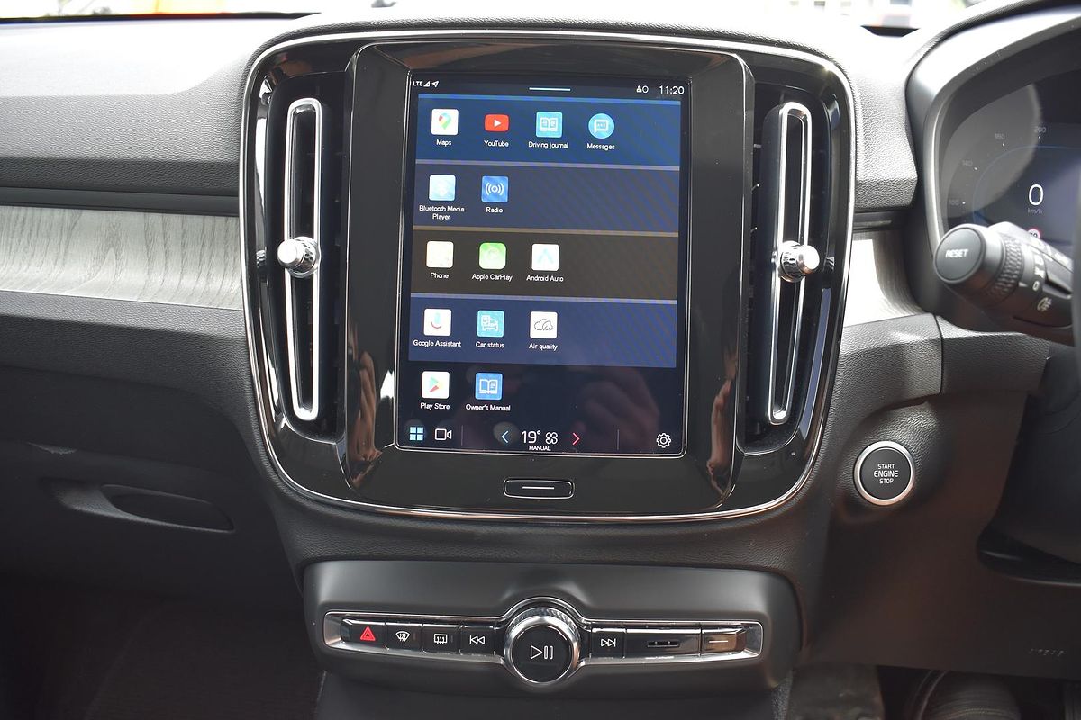 2023 Volvo XC40 Ultimate B5 Dark