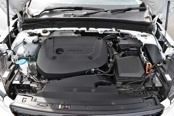 2023 Volvo XC40 Ultimate B5 Dark