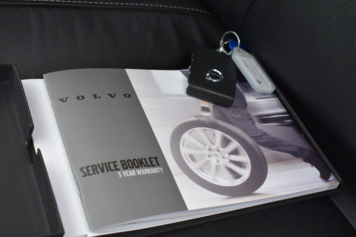 2023 Volvo XC40 Ultimate B5 Dark