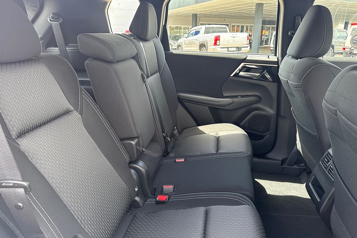 2024 Mitsubishi Outlander ES ZM