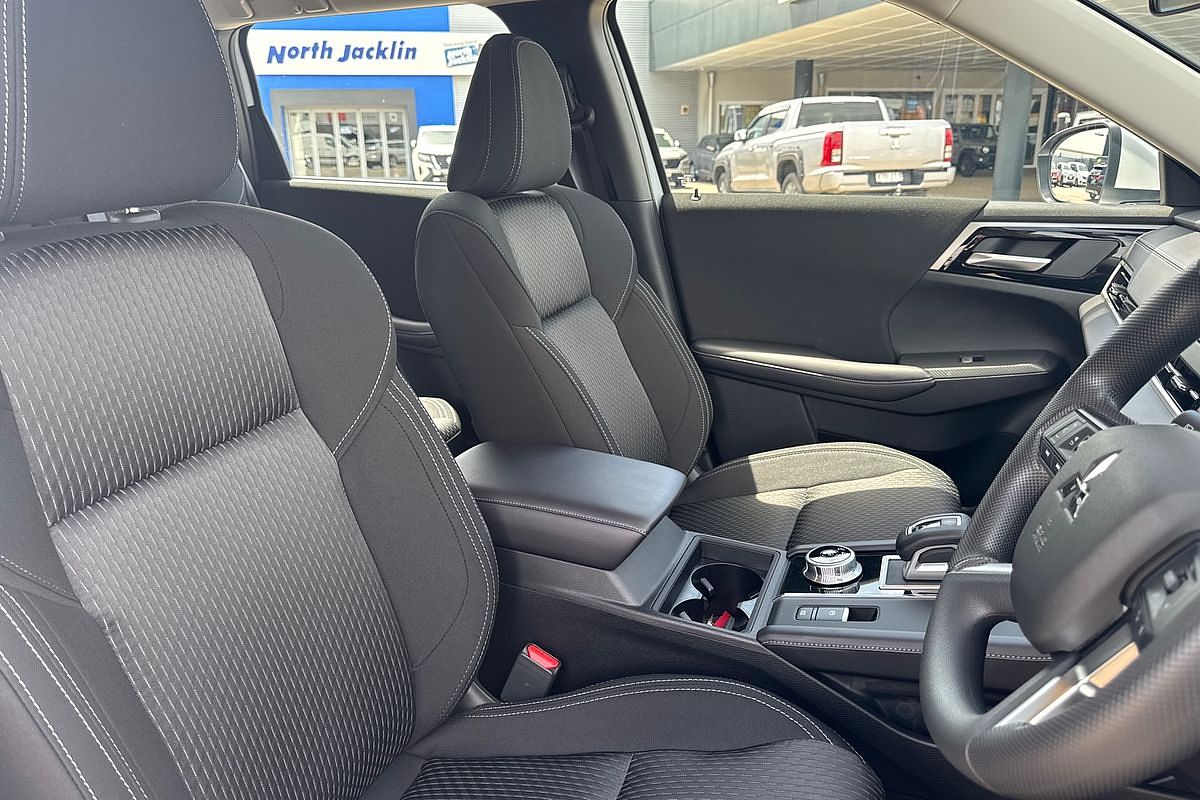 2024 Mitsubishi Outlander ES ZM
