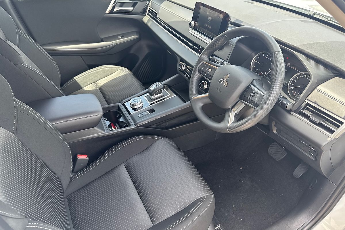 2024 Mitsubishi Outlander ES ZM