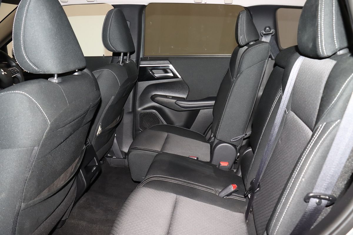 2024 Mitsubishi Outlander LS ZM
