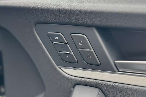 2024 Audi Q5 55 TFSI e S line FY