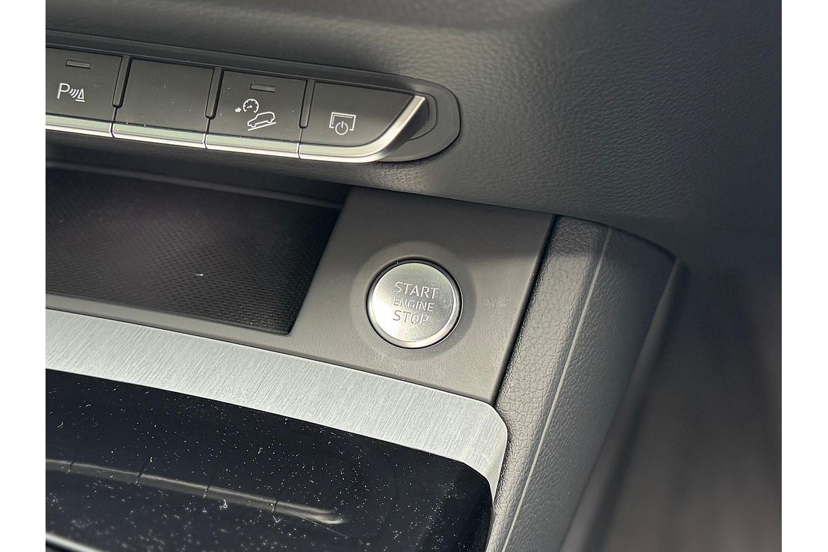 2024 Audi Q5 55 TFSI e S line FY