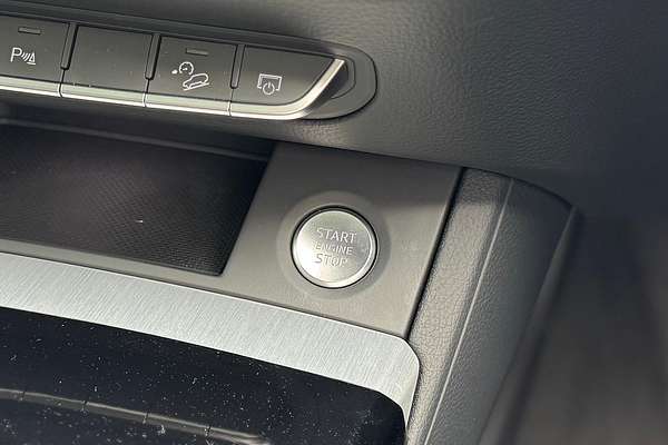 2024 Audi Q5 55 TFSI e S line FY