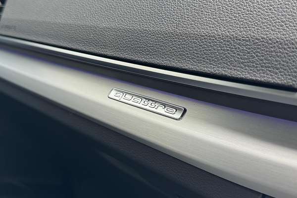 2024 Audi Q5 55 TFSI e S line FY