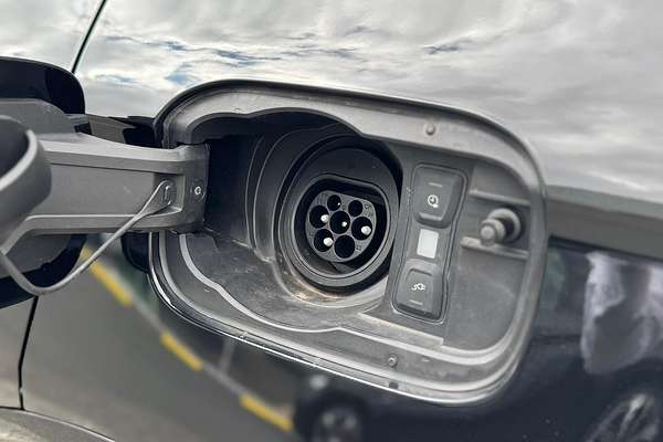 2024 Audi Q5 55 TFSI e S line FY