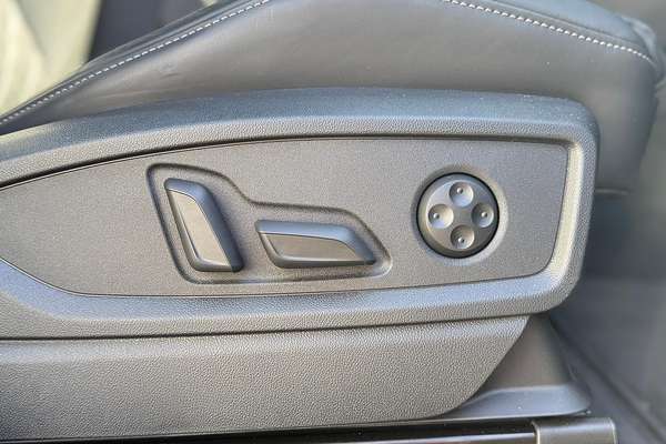 2024 Audi Q5 55 TFSI e S Line FY