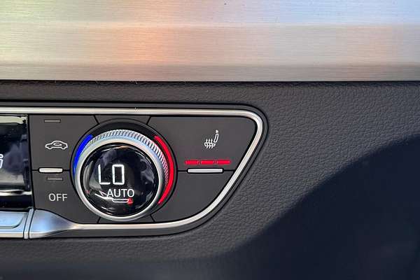 2024 Audi Q5 55 TFSI e S Line FY