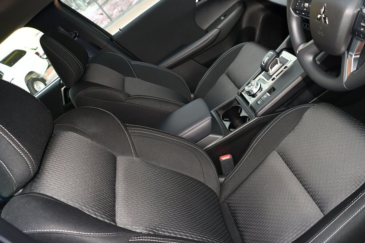 2024 Mitsubishi Outlander ES ZM