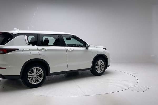 2023 Mitsubishi Outlander ES ZM
