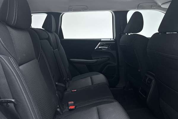 2023 Mitsubishi Outlander ES ZM