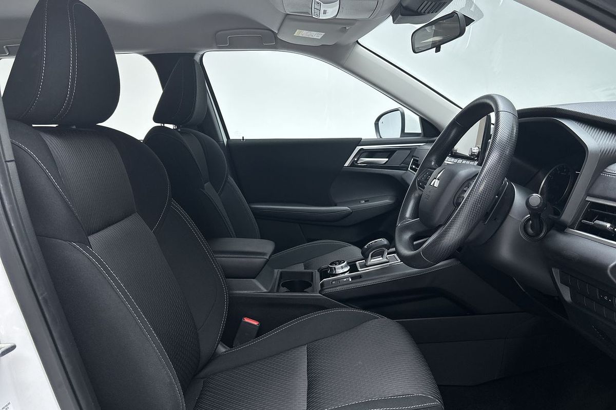 2023 Mitsubishi Outlander ES ZM