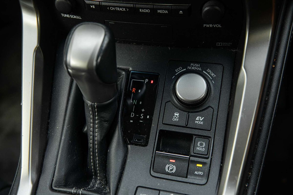 2016 Lexus NX NX300h Luxury AYZ15R