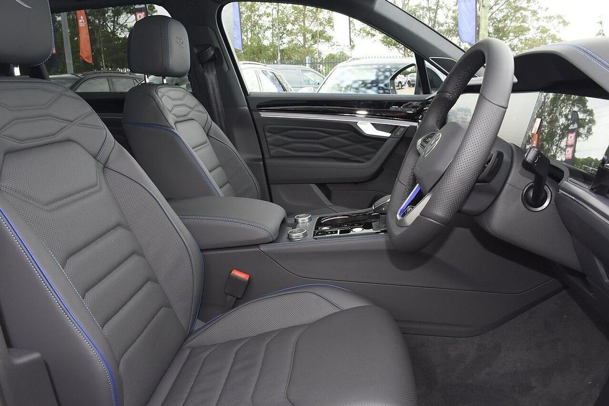 2025 Volkswagen Touareg R RC