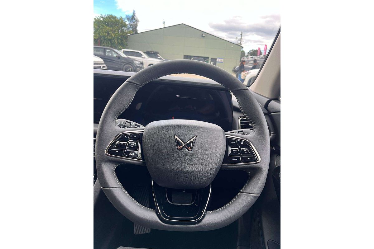 2025 Mahindra XUV700 AX7L