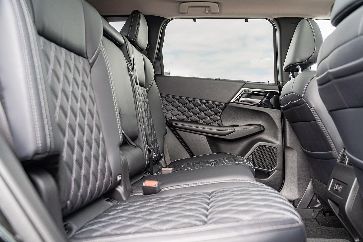 2024 Mitsubishi Outlander Exceed ZM