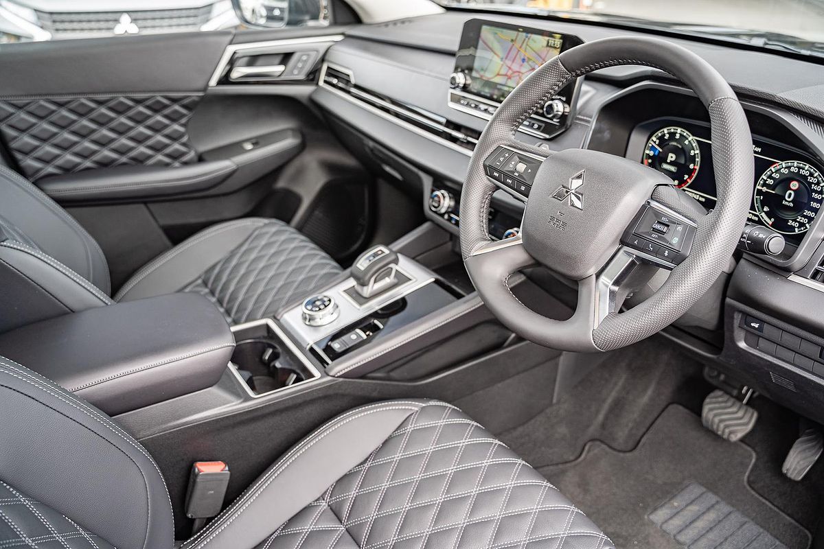2024 Mitsubishi Outlander Exceed ZM