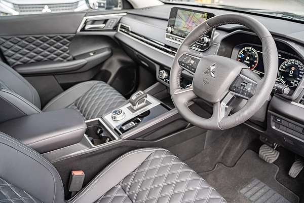 2024 Mitsubishi Outlander Exceed ZM