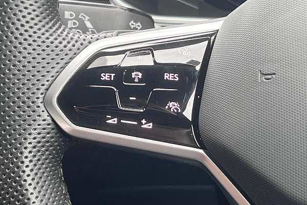 2022 Volkswagen T-Roc 140TSI R-Line D11